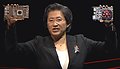 AMD-Chefin Lisa Su zeigt Radeon RX470 (links) und Radeon RX460 (rechts)